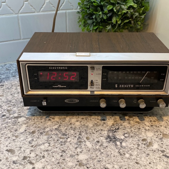 Zenith Other Vintage Zenith Solid State Clock Alarm Radio Model